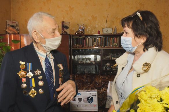 Жвавий та по-військовому підтягнутий. Мешканець Родинського Віктор Шабатов святкує 95-річчя