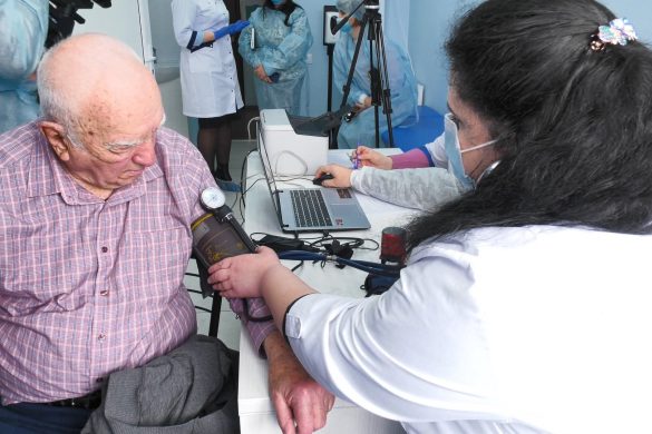 Сімейні лікарі, соціальні працівники та особи 80+. Стартував другий етап вакцинації від COVID-19