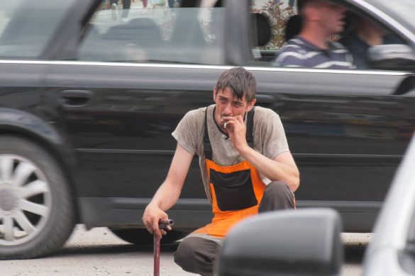 «Міняємо цигарки на цукерки!». У Покровську волонтери провели акцію до Всесвітнього дня без тютюну