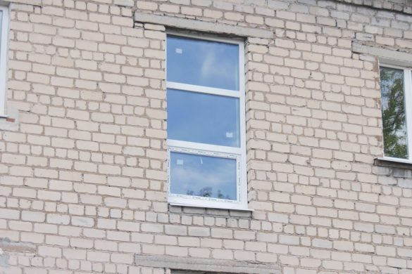 Більше ніяких протягів. У під’їздах багатоповерхівок Родинського замінюють вікна