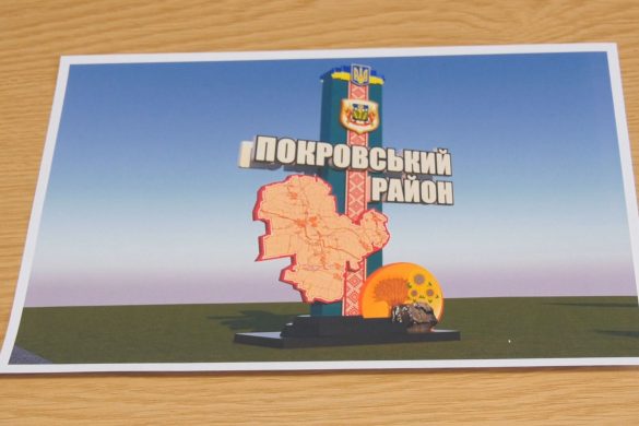 Стела Великого Покровського району. Депутати зустрілися з автором найбільш вподобаного ескізу