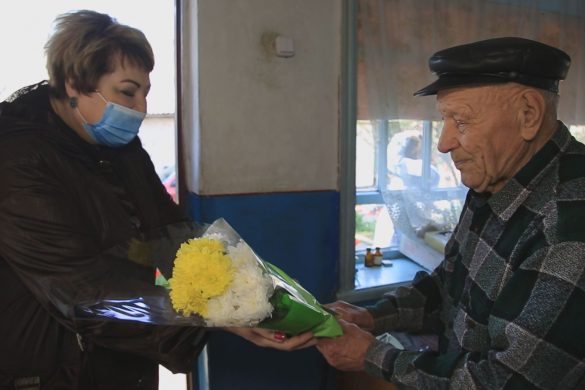 Квіти та подарунки. Ветеранів праці Покровської вугільної групи привітали з Днем Перемоги