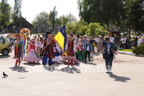 Урочиста хода, виставки та майстер-класи. У Покровську відзначили день вишиванки