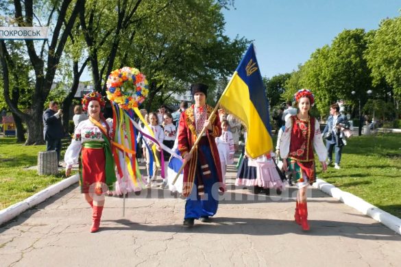 Урочиста хода, виставки та майстер-класи. У Покровську відзначили день вишиванки