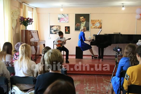 Відвідаємо концерт юного музиканта, який опанував гру на домрі