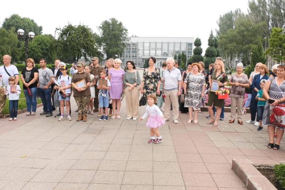 Мітинг, квіти та нагороди. У Покровську відзначили День Конституції