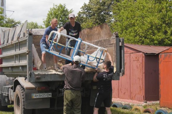 Веселі та безтурботні канікули. На території Покровської громади почали встановлювати дитячі майданчики