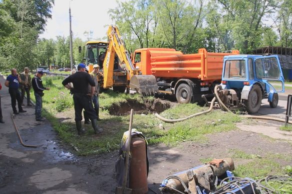 Фонтан з-під землі. Другу добу у мікрорайоні «Південний» тече каналізація