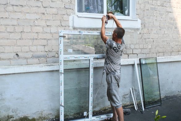У Родинському за кошти громади замінили вікна у під’їздах