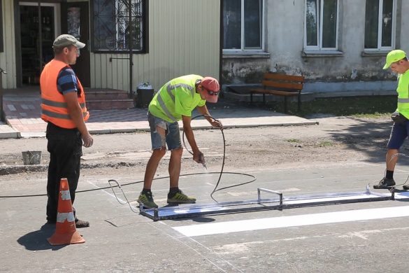 «Зебри» та осьові лінії. У Мирнограді оновлюють дорожню розмітку