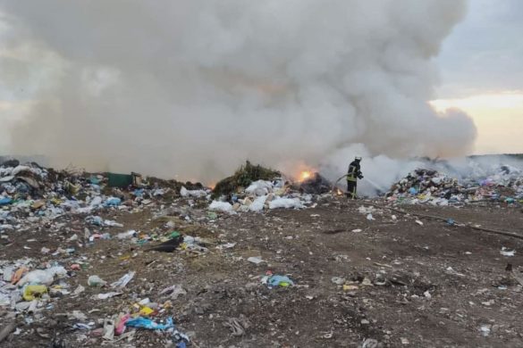 З одного боку поля, з іншого - сміттєвий полігон. Рятувальники борються з вогнем