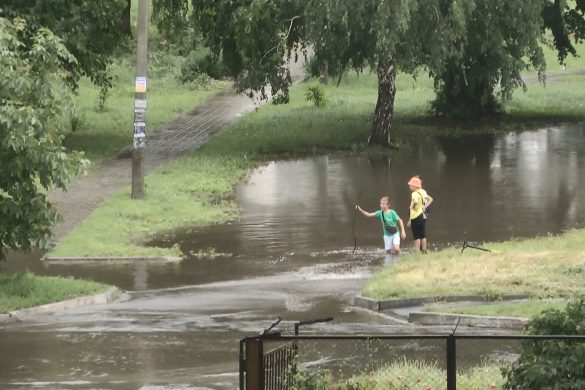 Зливова каналізація замість смердючого болота. У мікрорайоні «Лазурний» усувають багаторічну проблему