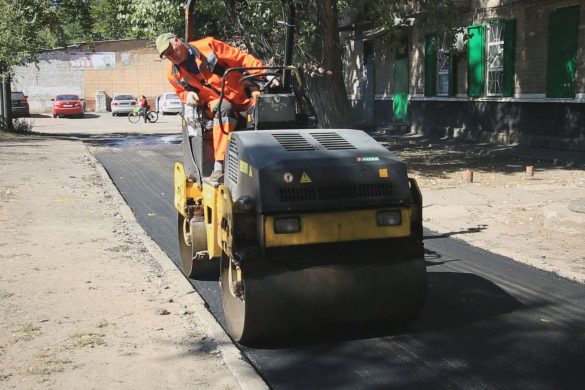 І асфальтування, і відсипка. У Мирнограді триває сезон ремонту доріг