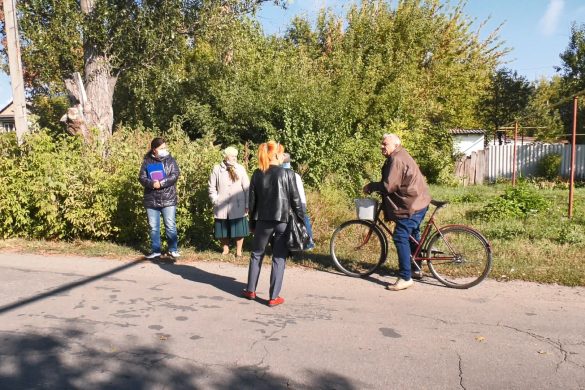 До лікарні та навчальних закладів - проїзною частиною. Жителі вулиці Північна просять побудувати тротуар