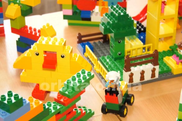 Розкажемо, як у дитсадку «Колокольчик» складають з LEGO українські символи