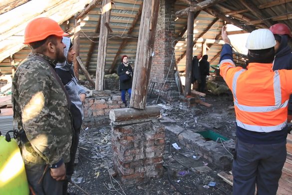 Погода роботам сприяє! У Покровській громаді продовжується капітальний ремонт покрівель