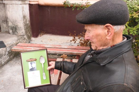 Зустріч через 70 років. Волонтери передали речі загиблого батька сину, який його ніколи не бачив