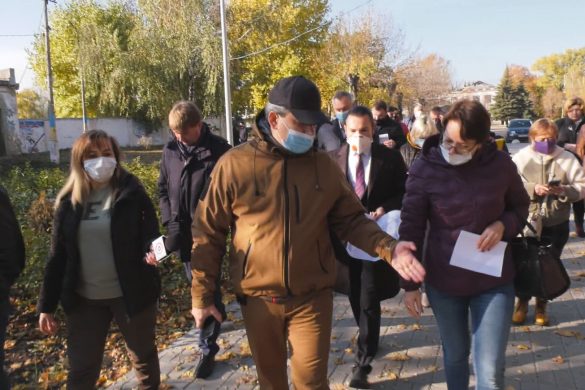Не поїдемо, доки не виправлять недоліки! У Мирноградському парку ім.Гагаріна працює обласний Департамент екології