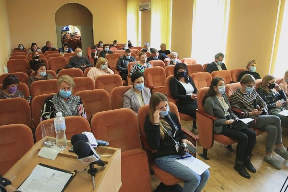 Скандальний парк, ремонти у школах та земельні питання. У Мирнограді працювали депутати