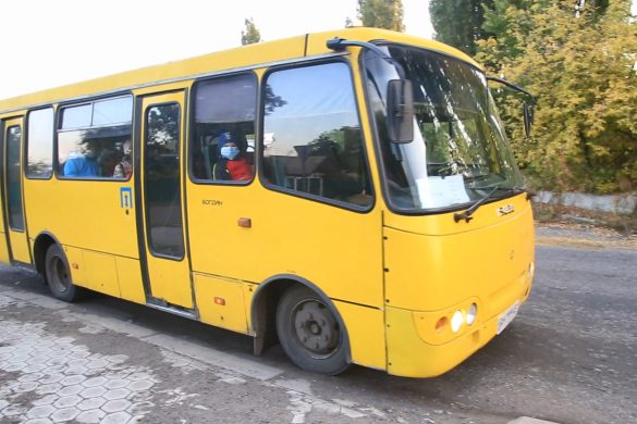 До школи - на автобусі. Спеціальний рейс до міських закладів освіти запустили для учнів із села Перше Травня