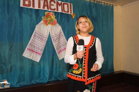 Усе має право на друге життя. Як майстрині з Новотроїцького відновлюють концертне вбрання