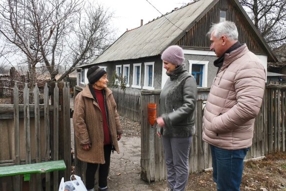 Крупи, чай та смаколики до нього. Малозабезпечені мешканці громади отримали продуктові набори
