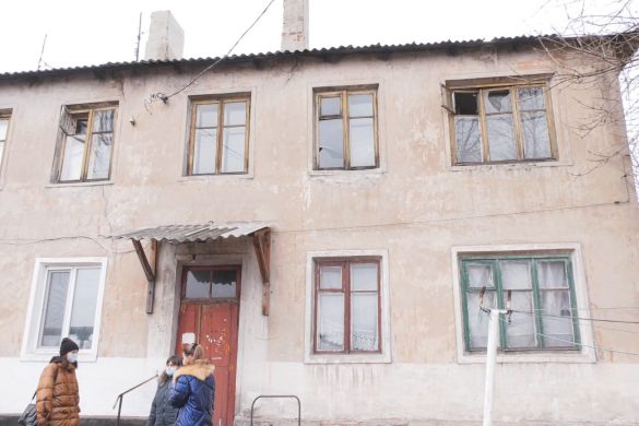 Комунальні страждання мешканців Мирнограда. Одну стелю відремонтували, інша - ось-ось впаде!