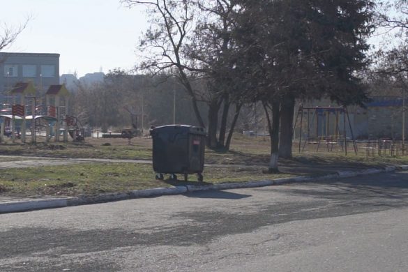 Сміття, і ще раз сміття. Як в Удачненській громаді привчають селян платити за вивезення ТБО