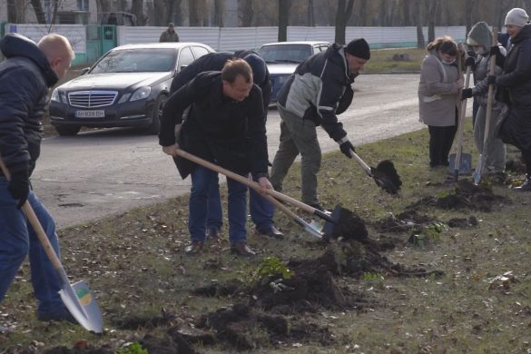 Прибрали газони та висадили рослини. Біля психо-неврологічного інтернату відбувся суботник