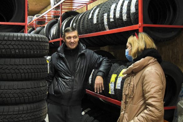 Зима близько. Скільки в Покровську коштує «перевзути» автомобіль та чи є черги на шиномонтажах?