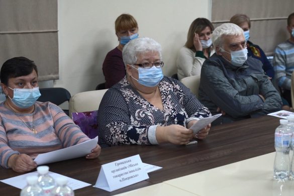 Подарунки та обговорення проблемних питань. Люди з інвалідністю та міська влада зібрались за круглим столом