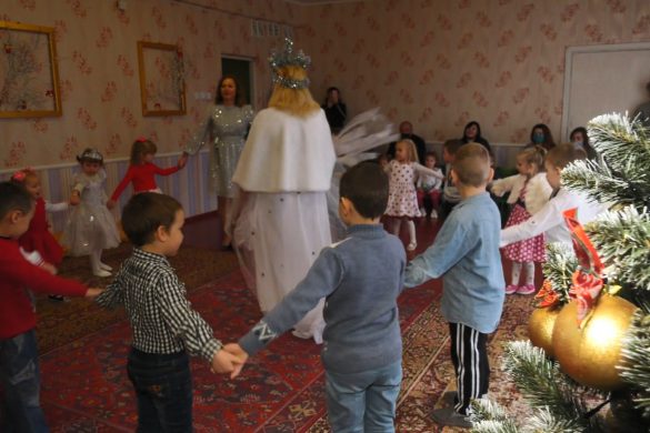 Зі святами привітали дітей Михайлівського НВК депутати Новогродівської міськради