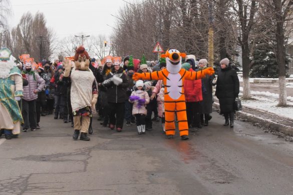 Карнавальні костюми, цікаві локації та яскрава ялинка. У Мирнограді відзначили День Святого Миколая