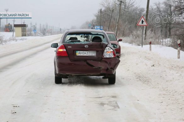 Не встиг загальмувати. Між Покровськом та Родинським рейсовий автобус зіткнувся з автівкою