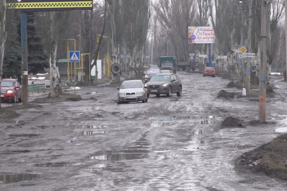 Доменний шлак - єдине спасіння. Комунальники почали підсипати найбільш проблемні ділянки доріг