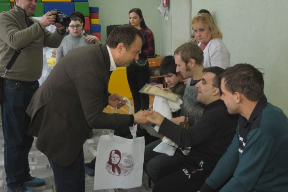 Сертифікати та подарунки. Вихованці «Милосердя» стали лауреатами конкурсу малюнків