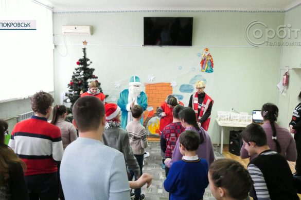 Солодкі подарунки та розважальна програма. У вихованців центру «Милосердя» тривають новорічні свята