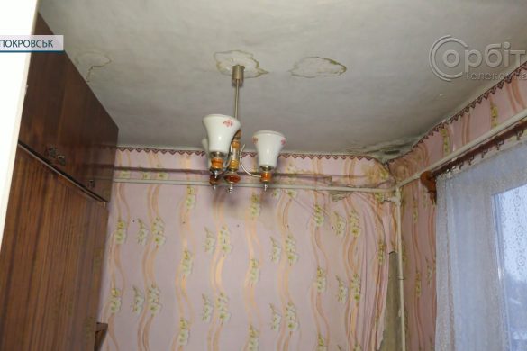 Плями та мокрі шпалери. Мешканцям будинку №10 по вулиці Таманова дошкуляє дірявий дах