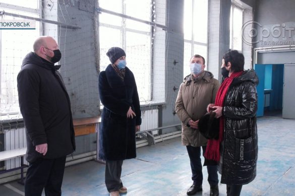 Чому холодно та коли продовжиться тепломодернізація? Можновладці перевірили якість ремонту ЗОШ №14