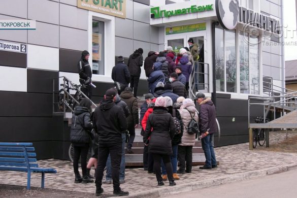 Покровчани - у чергах до банкоматів