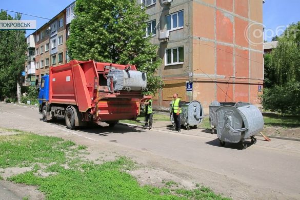 Вивезення сміття – за довоєнним розкладом! Як в Покровській громаді працює комунальна техніка