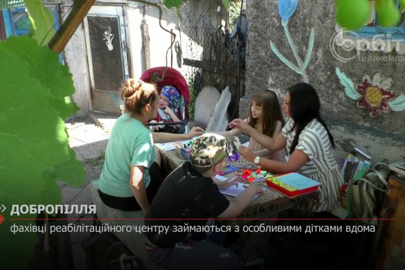 Фахівці реабілітаційного центру займаються з особливими дітками вдома