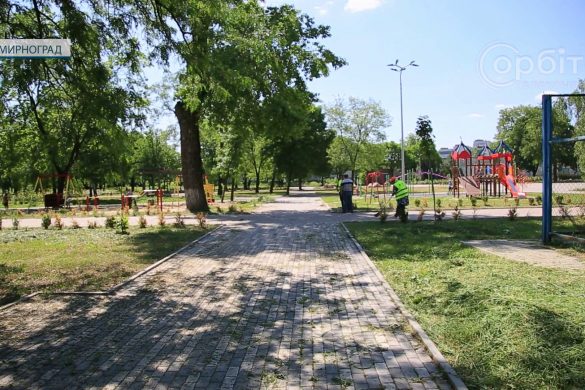 Прибирають, встановлюють лавочки та крапельний полив. У Мирнограді старанно доглядають за центральним парком
