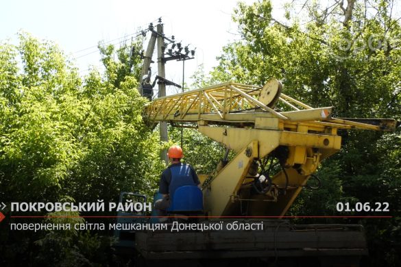 Співробітники ДТЕК Донецькі електромережі повертають електрику жителям області