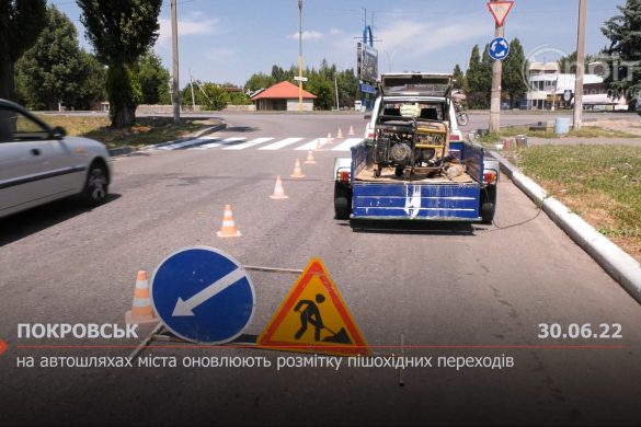 На автошляхах міста оновлюють розмітку пішохідних переходів