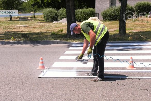 КП «ПокровськАвто»: розмітку оновлюють, знаки ремонтують, «лежачих поліцейських»… прибирають