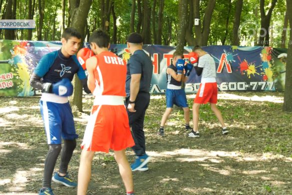 На свіжому повітрі та з підручними засобами. Покровські боксери відновили тренування в парку «Ювілейний»