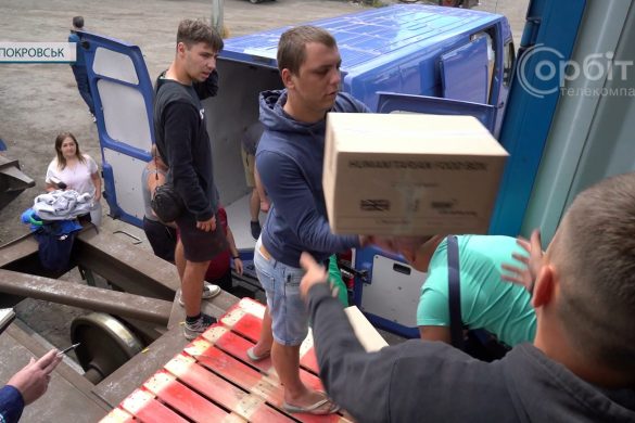 Англійці відправляють – спортсмени розвантажують. Покровський район отримав чергову гумдопомогу