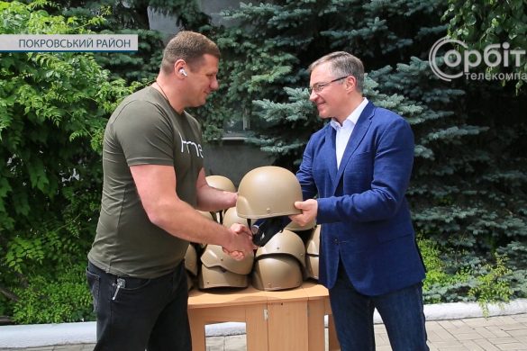 Додаткові соцзобов’язання – для додаткового захисту. Голова «Метінвесту» передав 90 касок покровським комунальникам