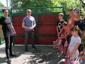 Керівники Покровської РВА та Мирнограда в гостях у багатодітної родини: вітання, купа солодощів та спільні змагання